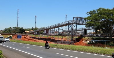 Obras de nova passarela próxima à Unimar seguem a todo vapor