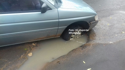 Carro cai em buraco na zona Norte