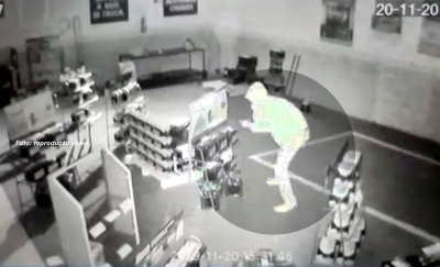 Criminoso estoura parede de loja para furtar baterias