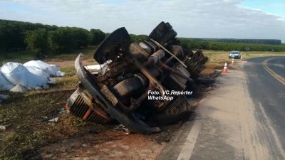 Carreta pega fogo após tombar em rodovia