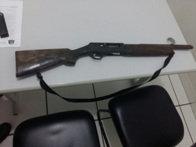 ROCAM prende dupla com arma calibre .12