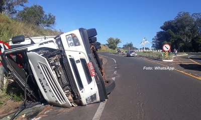 Carreta tomba na SP-333 e carga fica espalhada pela pista 