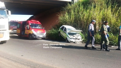 Carro capota e cai de viaduto em Marília