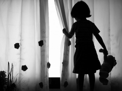 Homem suspeito de estuprar quatro filhos está foragido