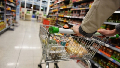 Comércio varejista recua 2% em dezembro e fecha 2016 com queda 