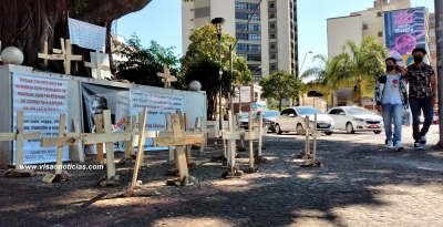 Manifesto pela vida: cruzes lembram as 526 mortes por Covid-19 em Marília