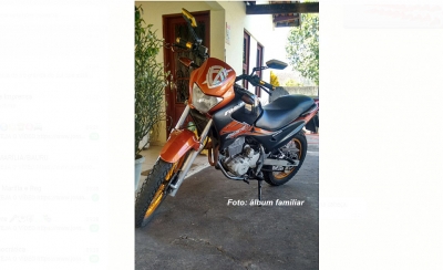 Cozinheiro tem moto roubada quando atendia o celular