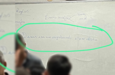 Professor é denunciado, após escrever em quadro que Jesus é 