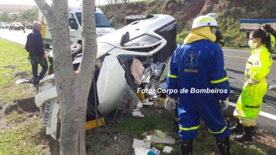 Acidente na SP-333 envolvendo carro e utiliário deixa um morto