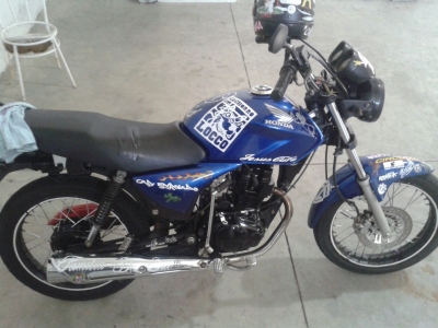 Dupla tenta assaltar mulher, tem placa da moto anotada e acaba presa pela PM