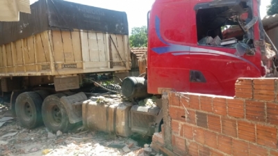 Motorista da carreta que destruiu casas, alega que tomou antialérgico e dormiu no volante