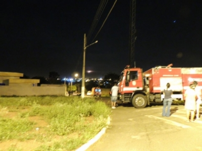 Bombeiros resgatam jovem que ameaçava pular de torre 