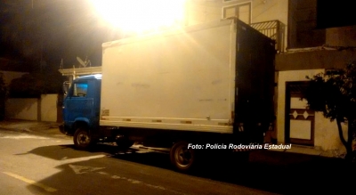 Caminhoneiro bebe "com amigos", quase atropela policiais e acaba preso