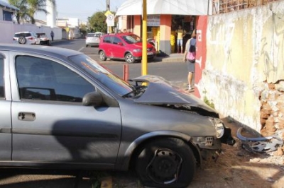 Ladrões roubam, colidem em fuga e esquecem celular com foto