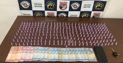 Traficante joga droga para fora do carro, mas não consegue escapar da PM
