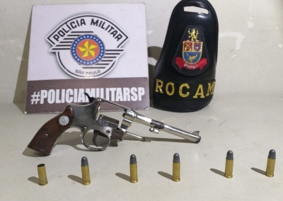 Homem é preso com revólver após efetuar disparo durante pagode em Marília