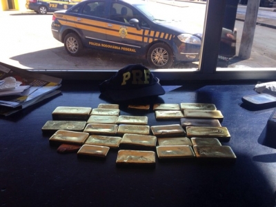 Idoso é preso com mais de 20 barras de ouro