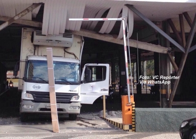 Caminhão derruba coluna de concreto 