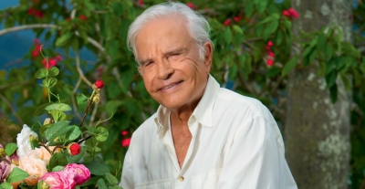 Cid Moreira completa 90 anos e diz que não quer mais fazer plásticas