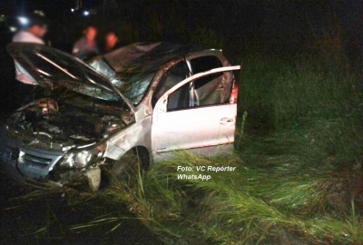 Carro capota e atropela outro motorista na SP-294