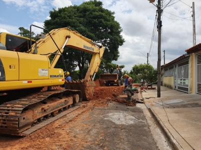 Daem faz conserto de rede de esgoto na rua Queiroz, zona norte da cidade