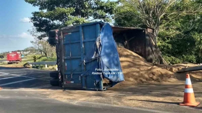 Caminhão tomba na SP-294 e fere motorista