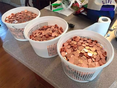 Estudante paga multa de universidade com 14 mil moedas