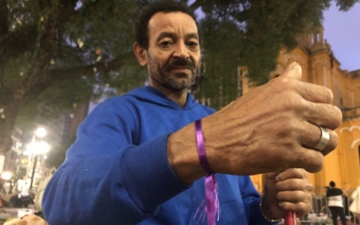 Desabrigados de prédio que caiu e moradores de rua brigam por doações