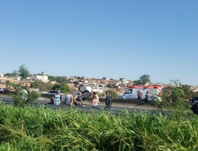 Veículo capota na rodovia do Contorno 
