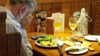 Viúvo janta com as cinzas da esposa no Dia dos Namorados