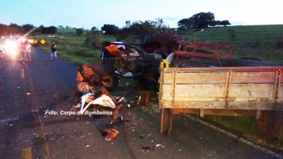 Acidente envolvendo trator em vicinal deixa duas pessoas feridas