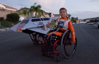 Pai transforma cadeira de rodas do filho em nave