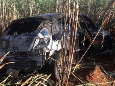 Carro pega fogo após acidente em vicinal 