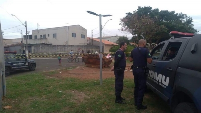 Recém-nascido é abandonado em caçamba de lixo e morre