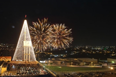 Itu prepara Árvore de Natal de 84 metros de altura