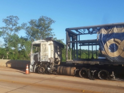 Bando queima caminhões após explosão em banco