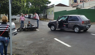 Acidente entre carro e moto deixa jovem ferido