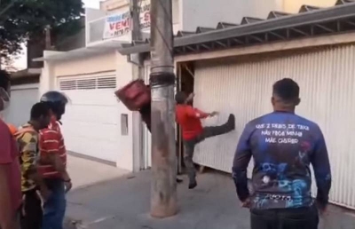 Motoboys de aplicativos de comida depredam casa e carro de homem que aplicava golpes