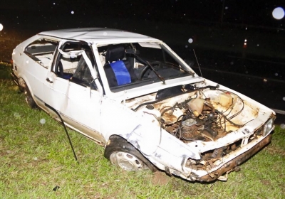Após capotamento, motorista é lançado do carro e morre