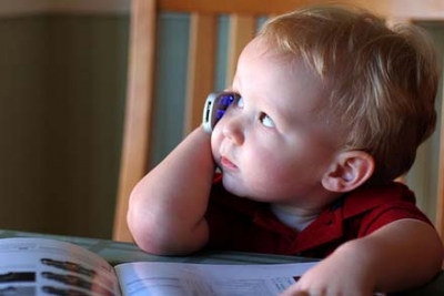 Bebês aprendem a falar ouvindo a própria voz