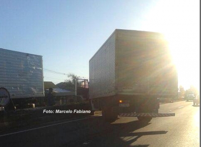 Susto na rodovia do Contorno: caminhão bate em mureta de concreto