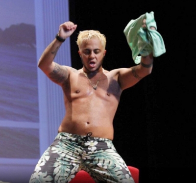 Thammy fica de cueca durante cenas quentes com a namorada em peça teatral