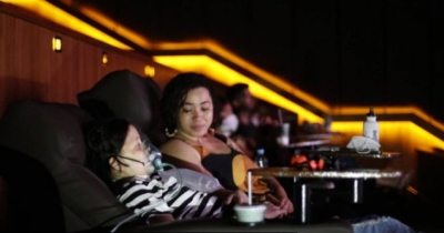 Com câncer terminal, menina de 12 anos realiza sonho de ver filme ao lado da família