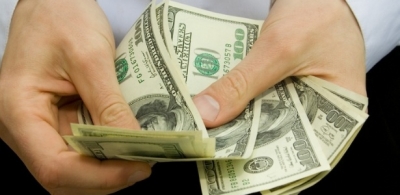 Dólar cai para R$ 3,10 após alta de imposto