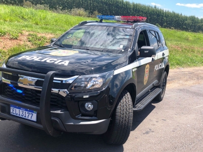 Bêbado, agente penitenciário bate em carro e foge do local do acidente