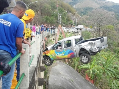Carro da Rio 2016 é retirado de ribanceira