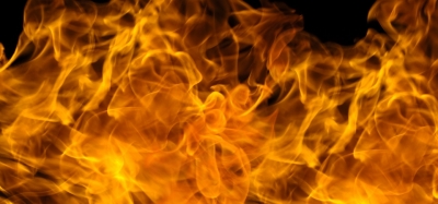 Homem é preso após atear fogo com a própria mãe dentro da casa