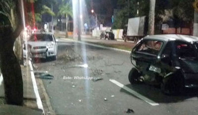 Rapaz embriagado bate carro na av. das Esmeraldas
