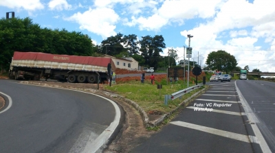 Carreta enrosca em alça de acesso do HC