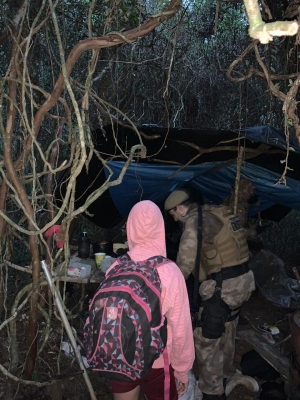 Polícia divulga detalhes de cativeiro onde menina de 13 anos foi mantida por quase três meses